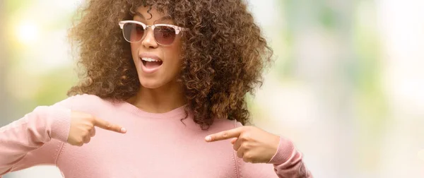 African American Woman Wearing Pink Sunglasses Looking Confident Smile Face — Stock Photo, Image