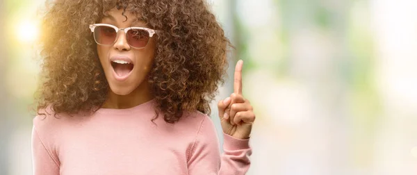 성공적인 아이디어와 손가락 가리키는 분홍색 선글라스를 아프리카계 미국인 — 스톡 사진