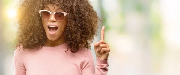 Mujer Afroamericana Con Gafas Sol Rosadas Apuntando Con Dedo Hacia — Foto de Stock