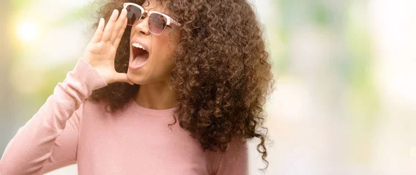 Africano Americano Mulher Vestindo Óculos Sol Rosa Gritando Gritando Alto — Fotografia de Stock