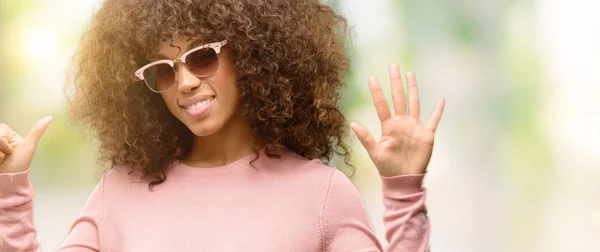 Африканская Американка Розовых Солнцезащитных Очках Показывает Показывает Пальцами Номер Шесть — стоковое фото