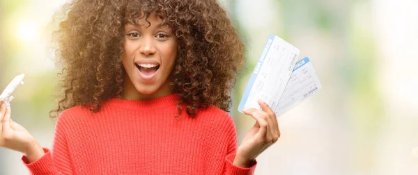 Femme Afro Américaine Tenant Des Billets Avion Carte Embarquement Effrayée — Photo