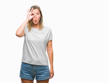 Sürpriz yüz, göz parmaklarının arasından seyir ile genç güzel kadın Tamam jest yapıyor izole arka plan yüzünden şok. İmansız ifade.