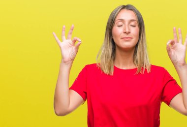 Genç güzel kadın izole arka plan üzerinde dinlenmek ve gülümseyen gözlerle parmak ile meditasyon jest yapıyor kapalı. Yoga kavramı.