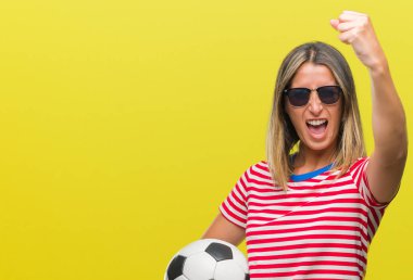 Futbol futbol topu yere izole arka rahatsız ve öfke, çılgın ve yükseltilmiş el, öfke kavramı ile diye bağıran ile sinirli bağırarak tutan genç güzel kadın