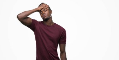 Genç Afro-Amerikan adam kafasına, el ile vurguladı şok utanç ve sürpriz suratla, öfkeli ve sinirli. Korku ve hata için üzgün.