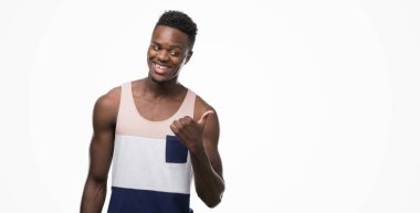 El ve parmak ile yukarı dönük mutlu yüz gülümseyen ile genç Afro-Amerikan adam