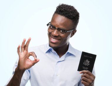 Amerika Birleşik Devletleri parmak, mükemmel sembolü ile ok işareti yapıyor pasaport tutan genç Afro-Amerikan adam