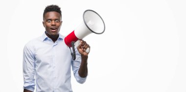 Megafon bir sürpriz yüz, korkuyor ve heyecanlı korku ifadesi ile şok korkmuş tutan genç Afro-Amerikan adam