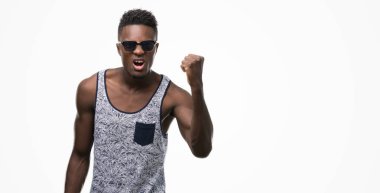 Genç Afrikalı-Amerikalı adam öfkeyle, çılgın ve yükseltilmiş eliyle diye bağıran rahatsız ve hayal kırıklığına uğramış öfke kavramı bağırarak