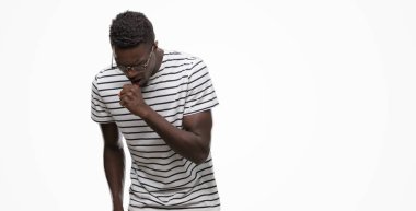 Gözlük ve deniz kuvvetleri t-shirt duygu hasta ve öksürük semptom olarak soğuk veya bronşit için giyen genç Afro-Amerikan adam. Sağlık kavramı.