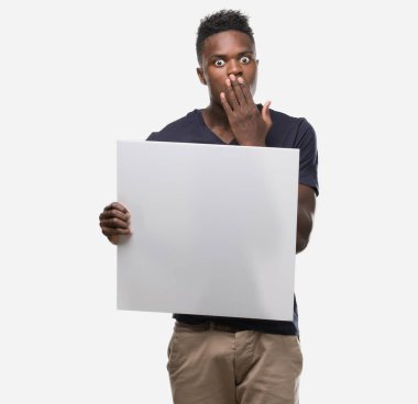 Sessizlik, gizli kavramı bir afiş kapak ağzı elle hata, korku, ifade için utanç ile şok tutan genç Afro-Amerikan adam korkuttu