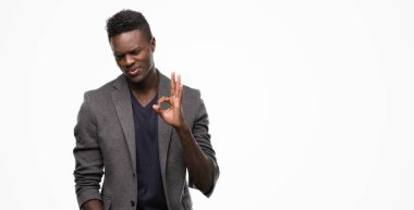 Parmak, mükemmel sembolü ile ok işareti yapmak bir ceket giyen genç Afro-Amerikan adam