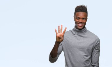 Gösterilen ve parmakları ile işaret izole arka plan üzerinde genç Afro-Amerikan adam kendinden emin ve mutlu gülümseyerek süre dört numara.