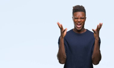 Genç Afro-Amerikan adam kızgın ve silah ile başarı için deli kutluyor izole arka plan üzerinde kaldırdı ve heyecanlı çığlık gözler kapalı. Kazanan kavramı