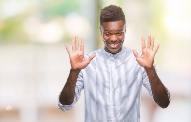 Gösterilen ve parmakları ile işaret izole arka plan üzerinde genç Afro-Amerikan adam kendinden emin ve mutlu gülümseyerek süre on numara.