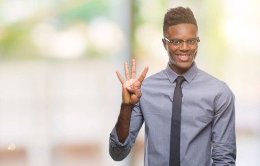 Genç Afro-Amerikalı iş adamı gösterilen ve parmakları ile işaret izole arka plan üzerinde dört kendinden emin ve mutlu gülümseyerek iken numara.
