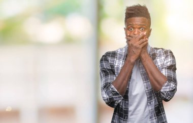 Afrikalı-Amerikalı genç izole arka plan ağız hata için elleriyle kapsayan şok içinde. Gizli kavramı.