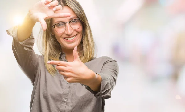 Giovane Bella Donna Sfondo Isolato Sorridente Rendendo Cornice Con Mani — Foto Stock