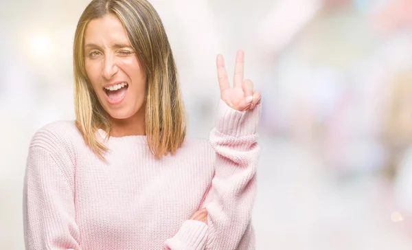 Jovem Mulher Bonita Vestindo Camisola Inverno Sobre Fundo Isolado Sorrindo — Fotografia de Stock