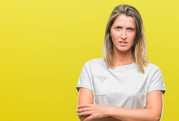 Молодая красивая женщина на изолированном фоне скептически и нервно, неодобряющее выражение лица со скрещенными руками. Отрицательное лицо
.