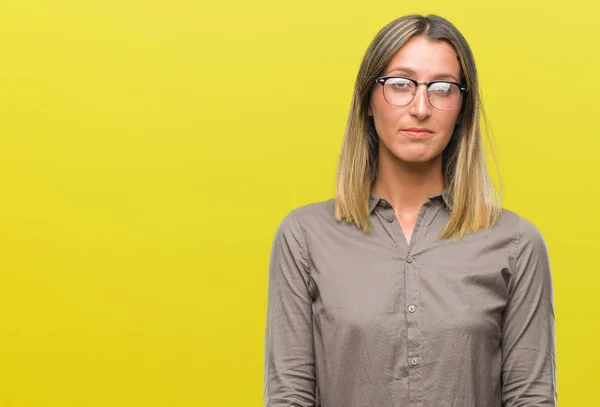 Giovane Bella Donna Sfondo Isolato Con Espressione Seria Sul Viso — Foto Stock