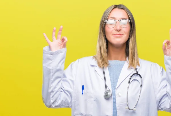 Joven Hermosa Médico Mujer Auriculares Sobre Fondo Aislado Relajarse Sonreír —  Fotos de Stock