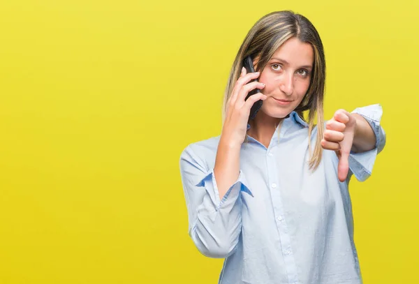 Mooie Jongedame Praten Smartphone Geïsoleerde Achtergrond Met Een Boos Gezicht — Stockfoto