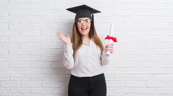 Joven Mujer Adulta Sobre Pared Ladrillo Blanco Con Sombrero Graduado — Foto de Stock