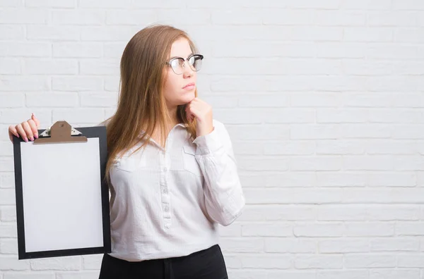 Junge Erwachsene Geschäftsfrau Die Über Einer Weißen Ziegelwand Steht Und — Stockfoto