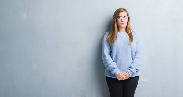 Junge Erwachsene Frau Über Grauer Grunge Wand Mit Brille Deprimiert — Stockfoto