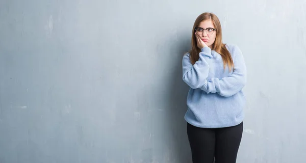 Young Adult Woman Grey Grunge Wall Wearing Glasses Thinking Looking — Stock Photo, Image