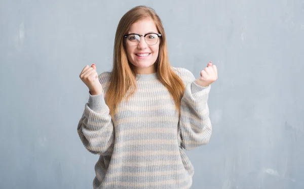 Joven Mujer Adulta Sobre Gris Grunge Pared Usando Gafas Gritando —  Fotos de Stock