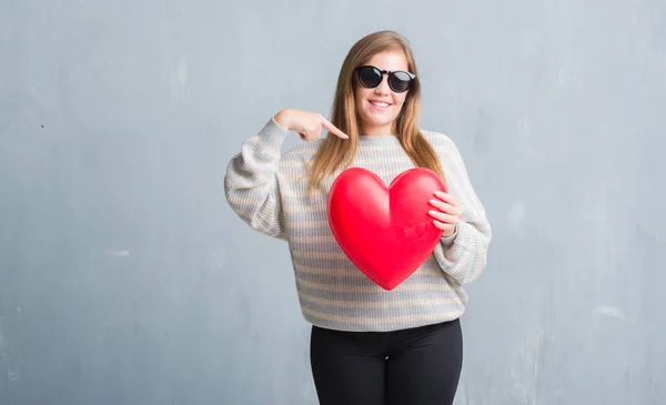 Junge Erwachsene Frau Über Grauer Grunge Wand Rotes Verliebtes Herz — Stockfoto