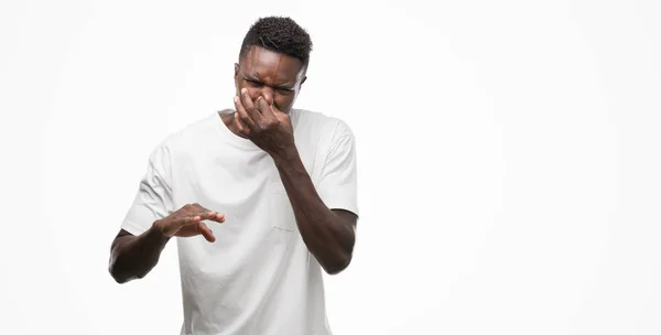 Νεαρός Αφρικανική Αμερικανική Άνθρωπος Που Φορώντας Άσπρο Shirt Μυρίζουν Κάτι — Φωτογραφία Αρχείου