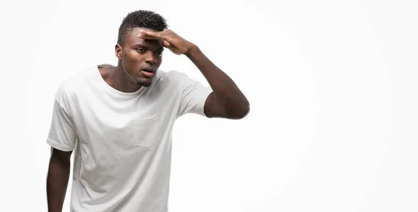 Joven Hombre Afroamericano Vistiendo Camiseta Blanca Muy Feliz Sonriente Mirando — Foto de Stock