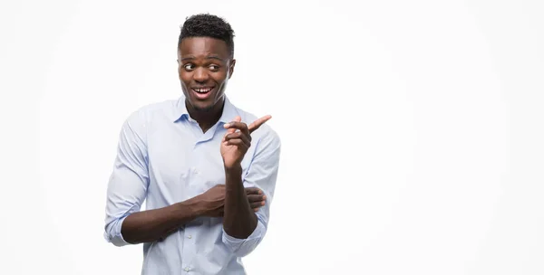 Joven Hombre Afroamericano Vistiendo Una Camisa Muy Feliz Señalando Con —  Fotos de Stock