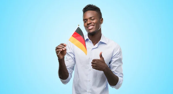 Joven Afroamericano Hombre Sosteniendo Bandera Alemana Feliz Con Gran Sonrisa —  Fotos de Stock