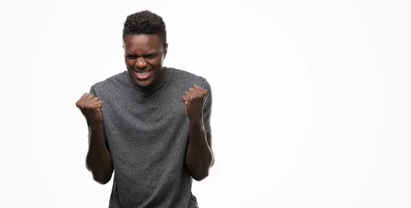 Νεαρός Αφρικανική Αμερικανική Άνθρωπος Που Φορώντας Γκρι Shirt Γιορτάζοντας Έκπληκτος — Φωτογραφία Αρχείου