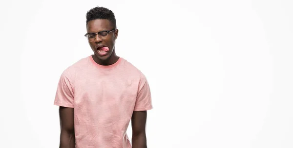 Joven Hombre Afroamericano Vistiendo Camiseta Rosa Sacando Lengua Feliz Con — Foto de Stock