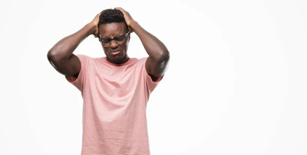 Hombre Afroamericano Joven Con Camiseta Rosa Que Sufre Dolor Cabeza —  Fotos de Stock