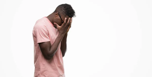 Hombre Afroamericano Joven Con Camiseta Rosa Con Expresión Triste Cubriendo — Foto de Stock