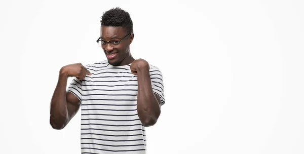 Junger Afrikanisch Amerikanischer Mann Mit Brille Und Marineblauem Shirt Sieht — Stockfoto