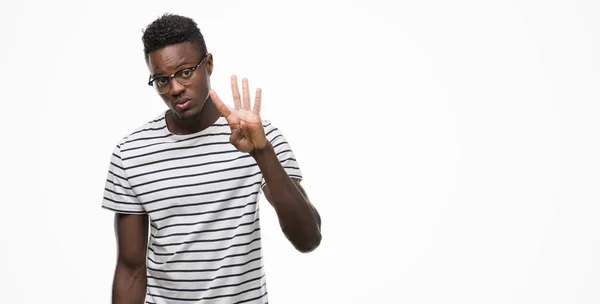 メガネと指で上向きの表示とネイビーの シャツを着て若いアフリカ系アメリカ人数は自信を持って 幸せな笑みを浮かべている間 — ストック写真