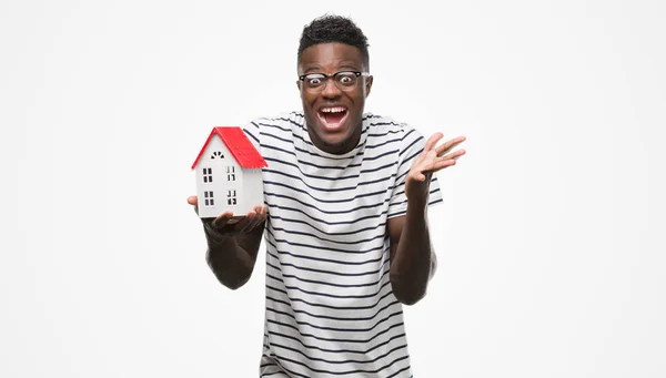 Joven Hombre Afroamericano Sosteniendo Casa Muy Feliz Emocionado Expresión Ganadora —  Fotos de Stock