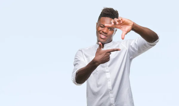 Afrikalı Amerikalı Genç Elle Yapma Çerçeve Parmakları Ile Mutlu Yüz — Stok fotoğraf