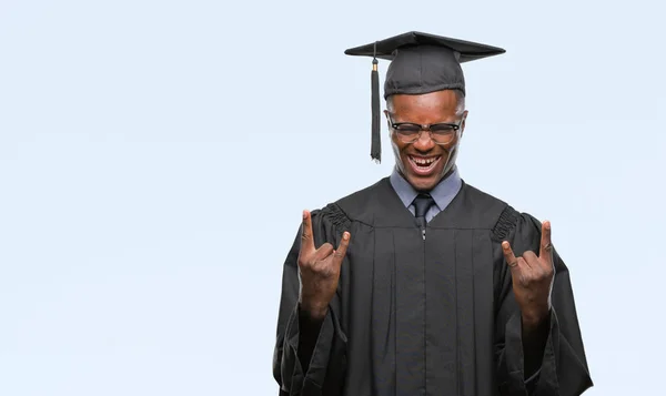 Νέοι Αποφοίτησε Αφρικανική Αμερικανική Άνθρωπος Πέρα Από Απομονωμένο Υπόβαθρο Φωνάζοντας — Φωτογραφία Αρχείου
