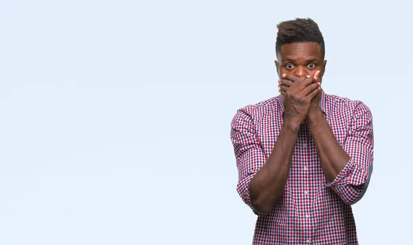 Jeune Homme Afro Américain Sur Fond Isolé Choqué Couvrant Bouche — Photo