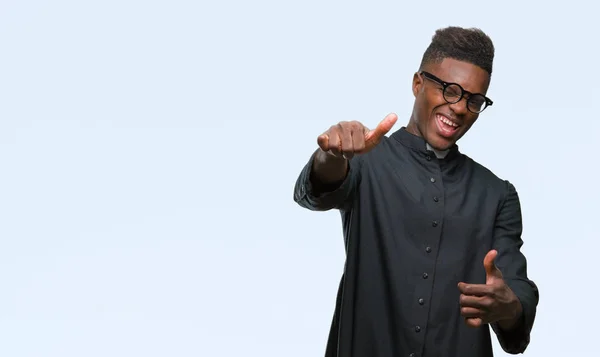 Молодий Священик Афроамериканців Людини Над Ізольованих Фон Затвердження Робить Позитивний — стокове фото