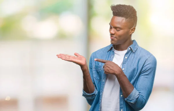 Giovane Uomo Afroamericano Sfondo Isolato Stupito Sorridente Alla Fotocamera Mentre — Foto Stock